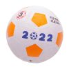 Con una superficie blanca adornada con pentágonos naranjas y el año 2022 en azul, el Balón de Gimnasia N° 3 incluye un pequeño gráfico de un balón de fútbol dentro del número "0" y un texto que confirma su tamaño y peso oficiales.