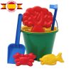 El "Set Playa Balde Pala y Rastrillo Mediano" incluye una vibrante colección de playa para niños, que incluye un balde verde con borde amarillo, un molde rojo en forma de árbol, un rastrillo y una pala azules, un molde rojo de cangrejo y un molde amarillo de pez. Viene con una etiqueta "Hecho en España" que se muestra de forma destacada en la esquina superior izquierda junto a la bandera española. ¡Ideal para divertirse sin fin en la playa!