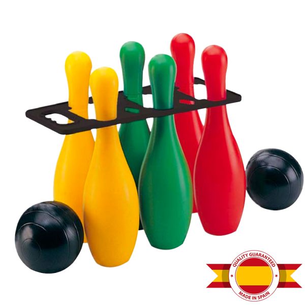 El juego Bowling Colores 6 Boleras 2 Bolos incluye seis bolos de plástico vibrantes en amarillo, verde y rojo (dos de cada color), ideales para los entusiastas de los bolos. El juego se presenta prolijamente en un estante negro y viene con dos bolas negras. Una insignia de "Calidad garantizada, fabricado en España" junto con una bandera española adorna la esquina.